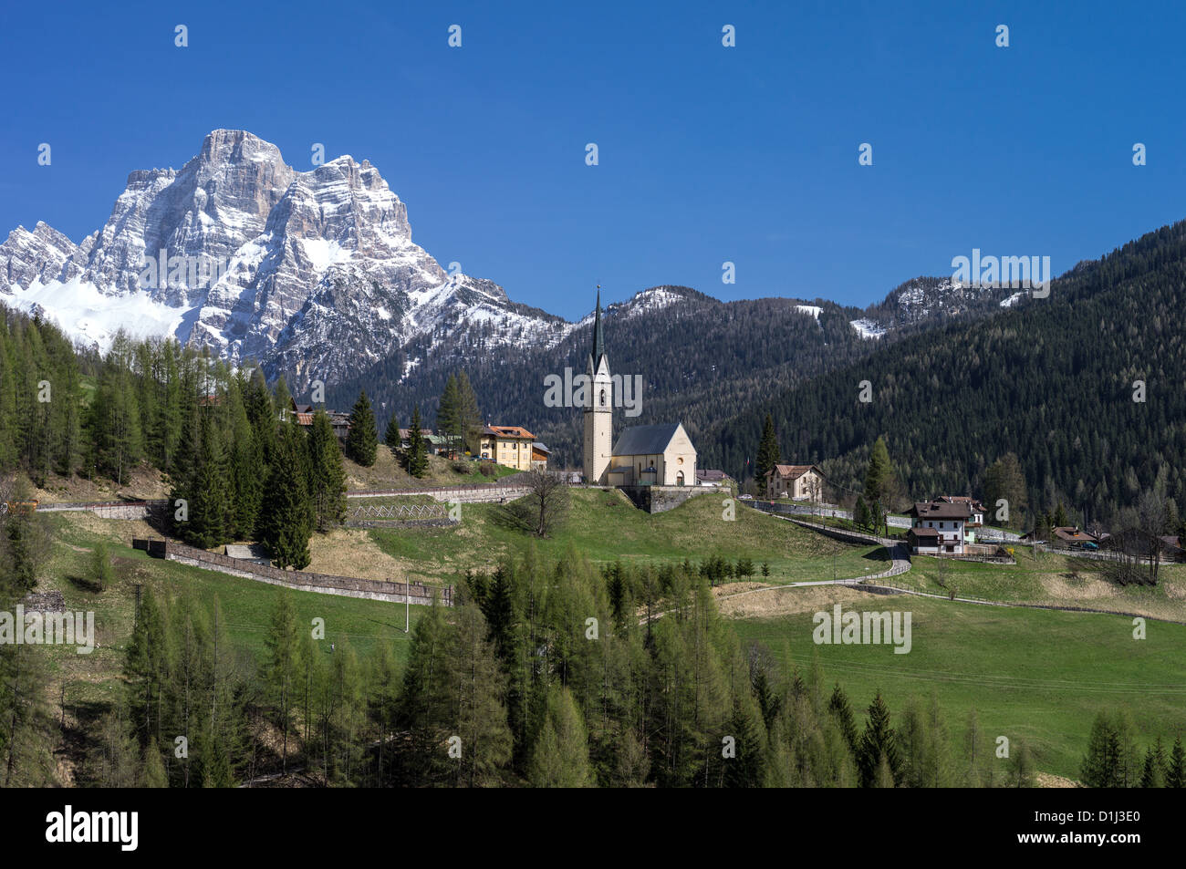 L'Italie, Dolomites, Veneto, Selva di Cadore, le village et à l'arrière-plan le mont Pelmo Banque D'Images