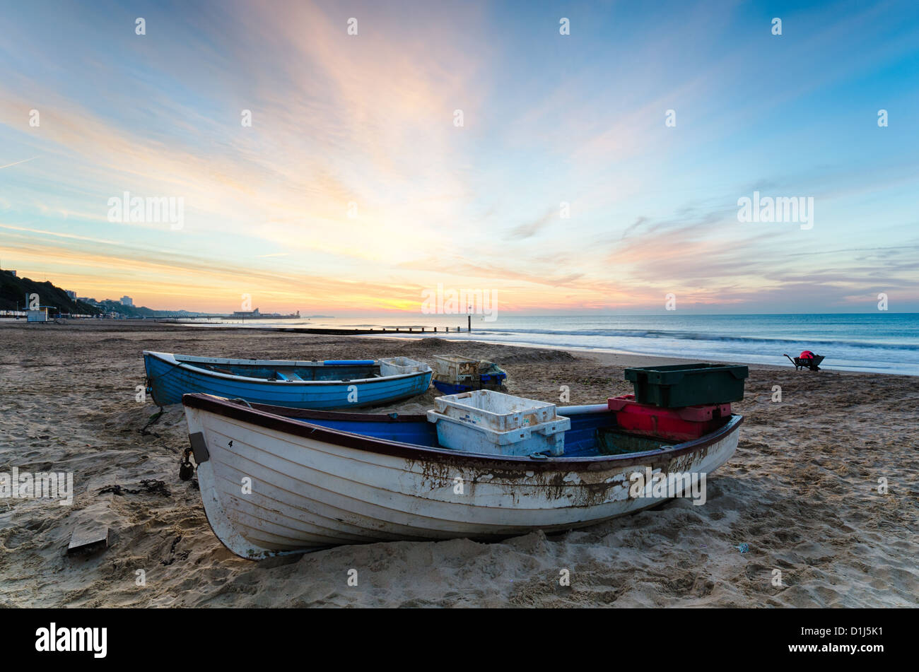 Des bateaux de pêche à l'Durley Chine sur la plage de Bournemouth avec jetée dans la distance Banque D'Images