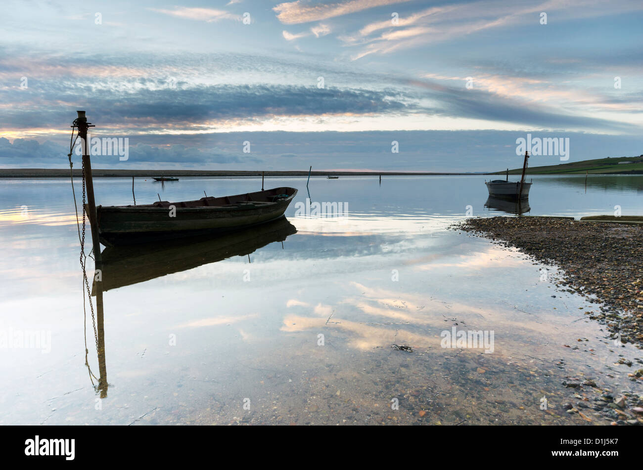 Bateaux sur la flotte Laggon à Chesil Beach près de Weymouth Dorset jurassique sur la couche. Banque D'Images