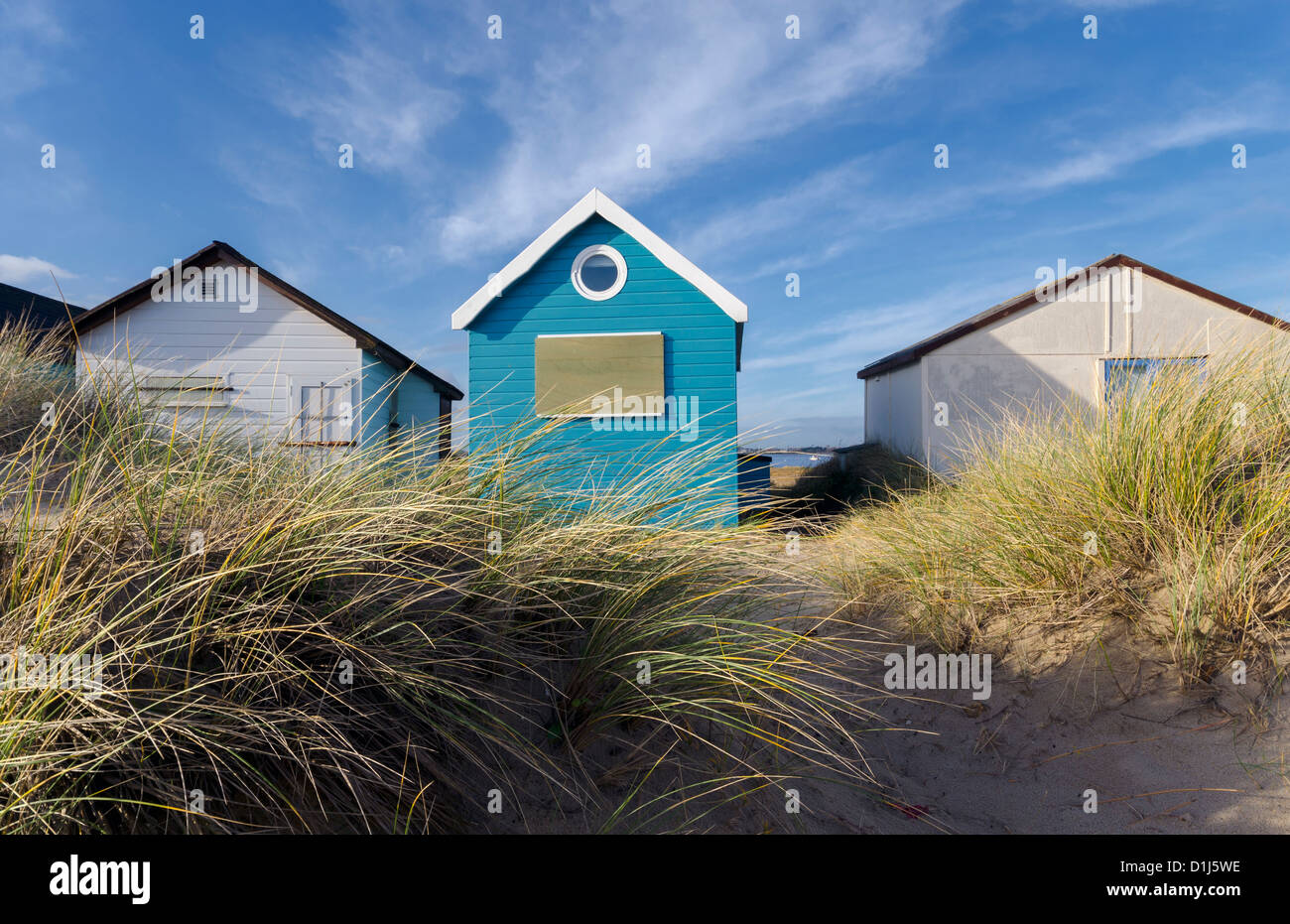 Cabanes de plage et bateaux en dunes de sable de Mudeford crachent sur Hengistbury Head près de Christchurch dans le Dorset. Banque D'Images