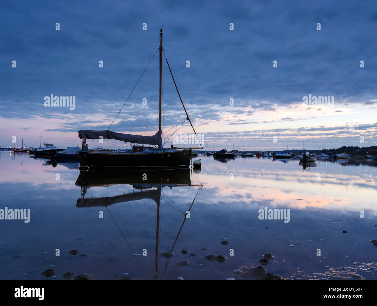 Bateaux en bancs dans le port de Poole, Dorset Banque D'Images