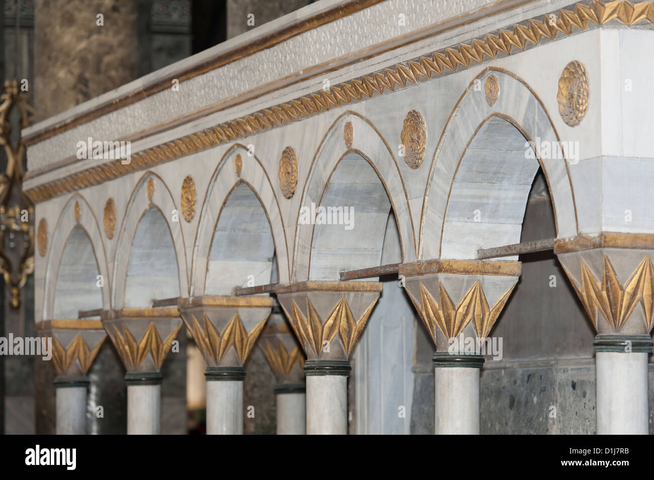 Arches montrant l'ancienne architecture intérieure Ottoman à l'intérieur de Sainte-sophie à Istanbul Turquie Banque D'Images