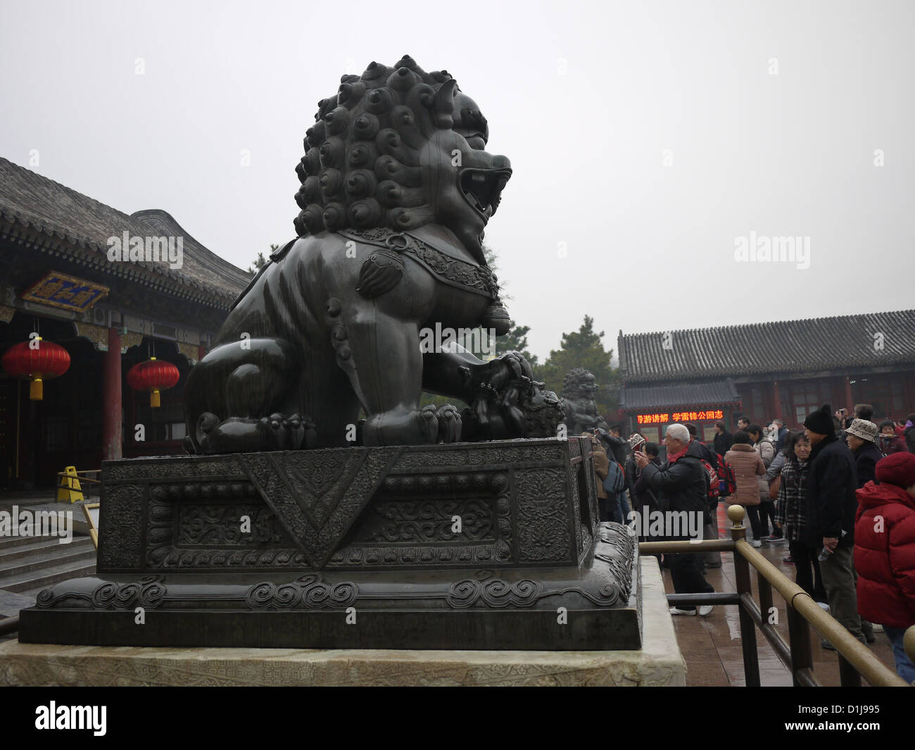 Statue de lion en bronze palais d'entrée avant Banque D'Images