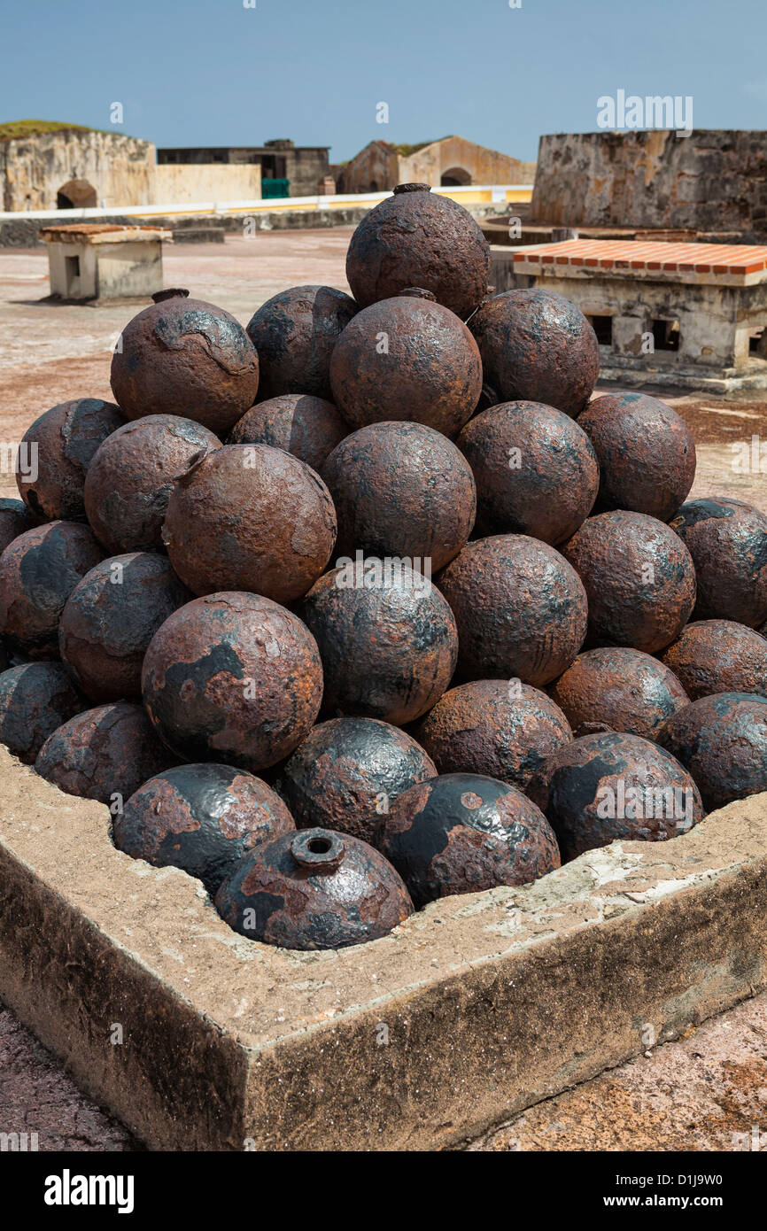 Boulets empilés à Morro Castle, San Juan, Puerto Rico Banque D'Images