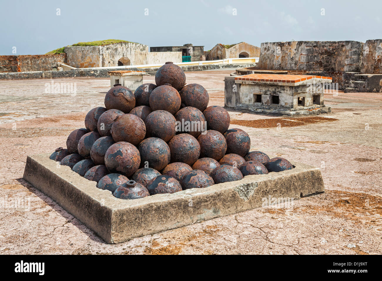 Boulets empilés à Morro Castle, San Juan, Puerto Rico Banque D'Images