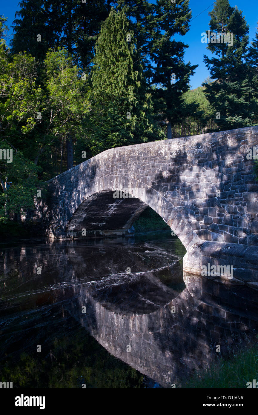 Bridge reflète dans la rivière Afon Elan. Elan Valley, le Pays de Galles. Banque D'Images