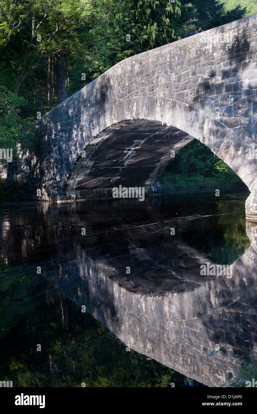 Bridge reflète dans la rivière Afon Elan. Elan Valley, le Pays de Galles. Banque D'Images