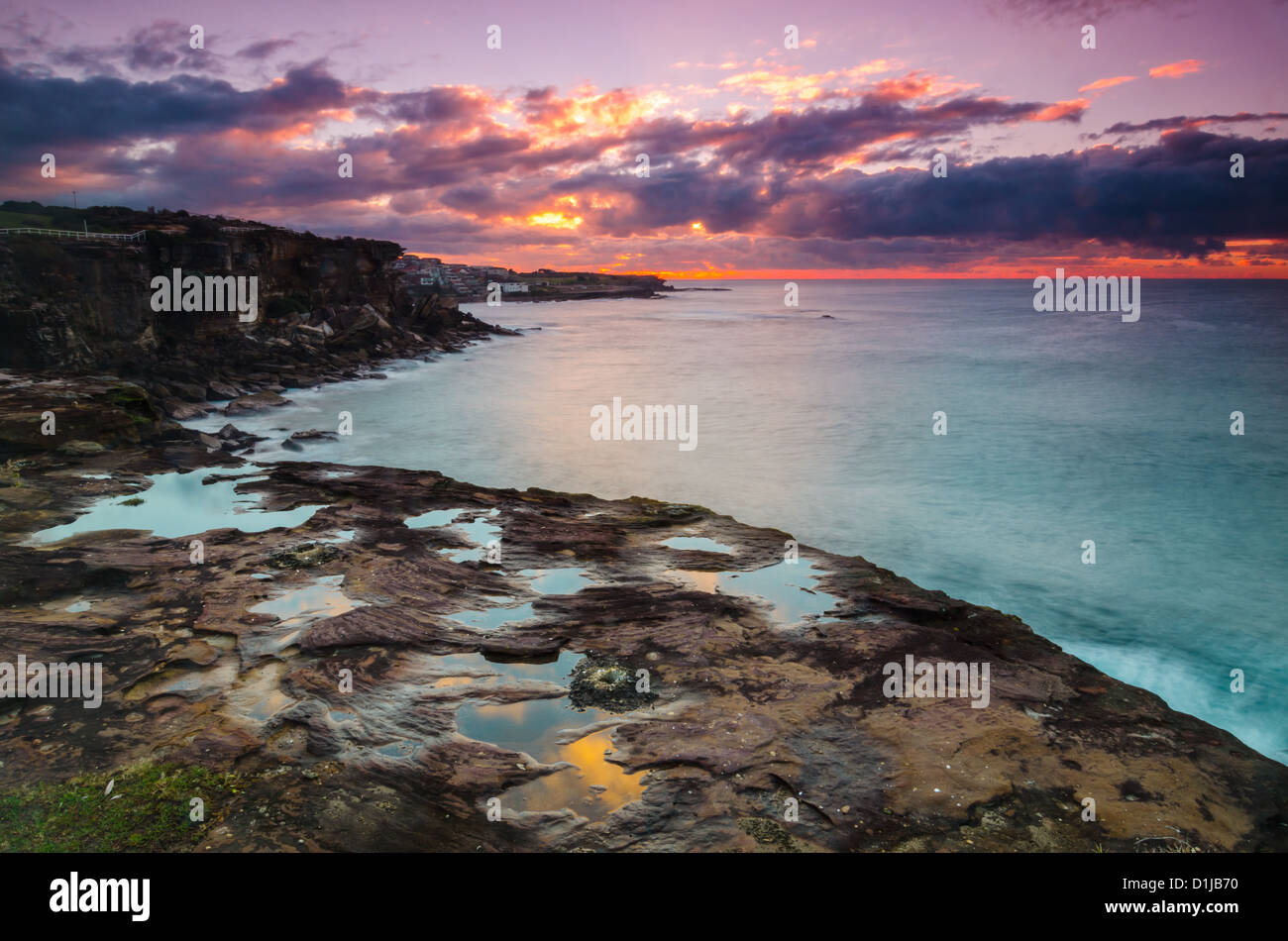 Lever du soleil sur la plage de Coogee, Sydney Australie Banque D'Images