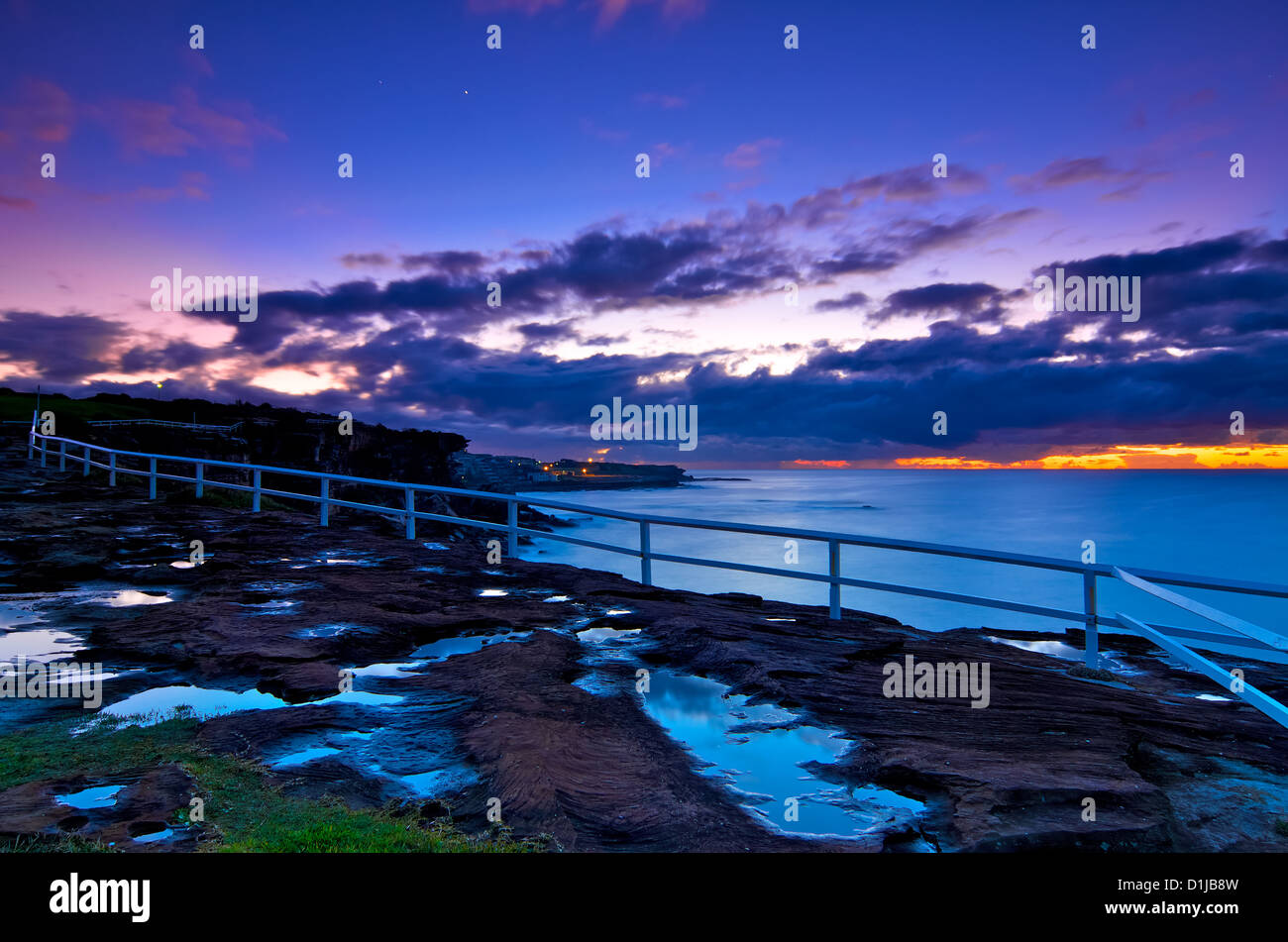 Lever du soleil sur la plage de Coogee, Sydney Australie Banque D'Images