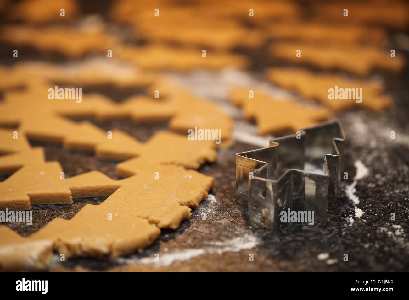 Un certain nombre d'arbre de Noël d'épices en forme de traite sont coupés prêts à cuire Banque D'Images