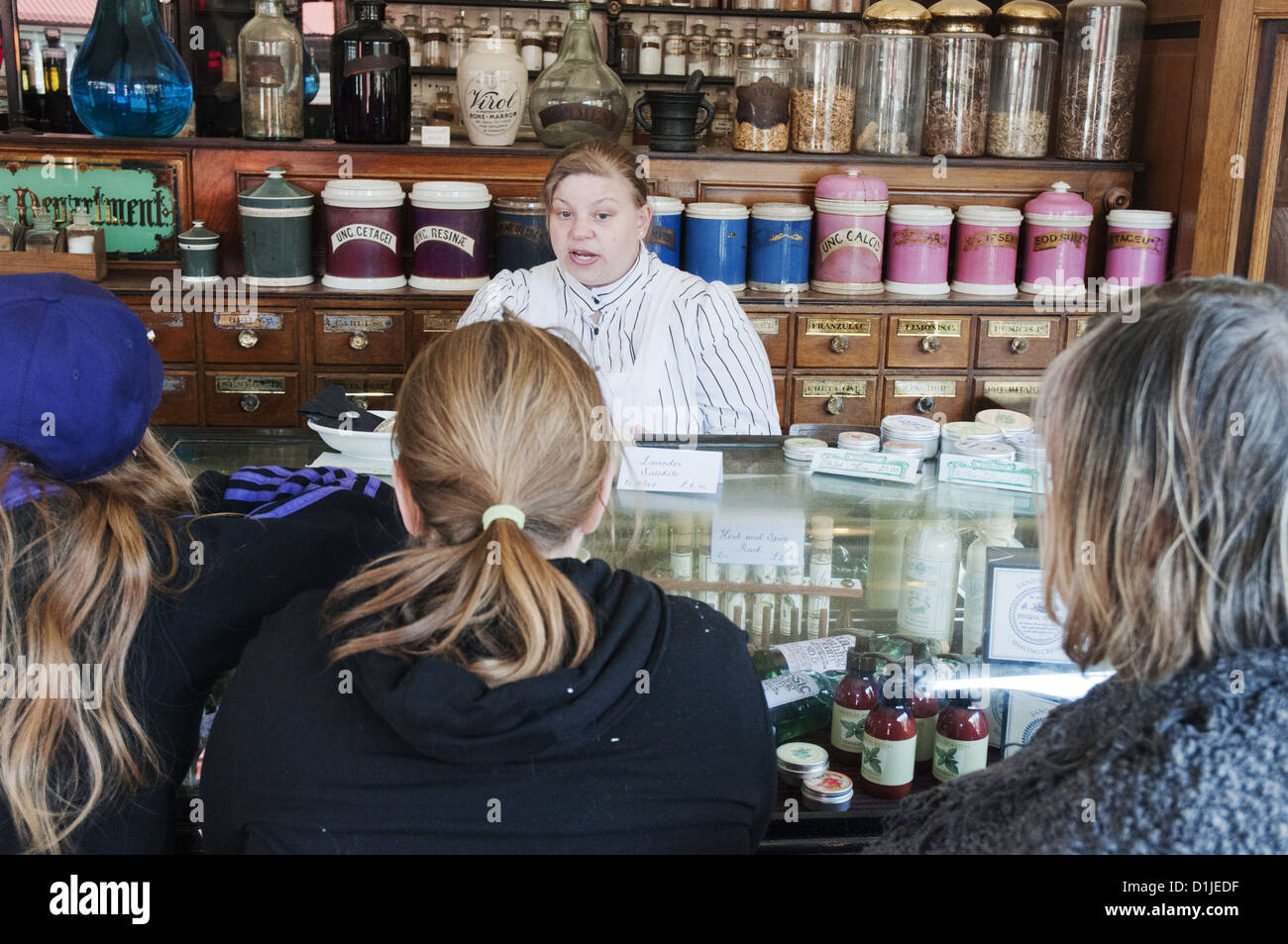 Les élèves visiter la boutique du pharmacien à l'Blist Hill Victorian Town, Ironbridge Gorge Banque D'Images