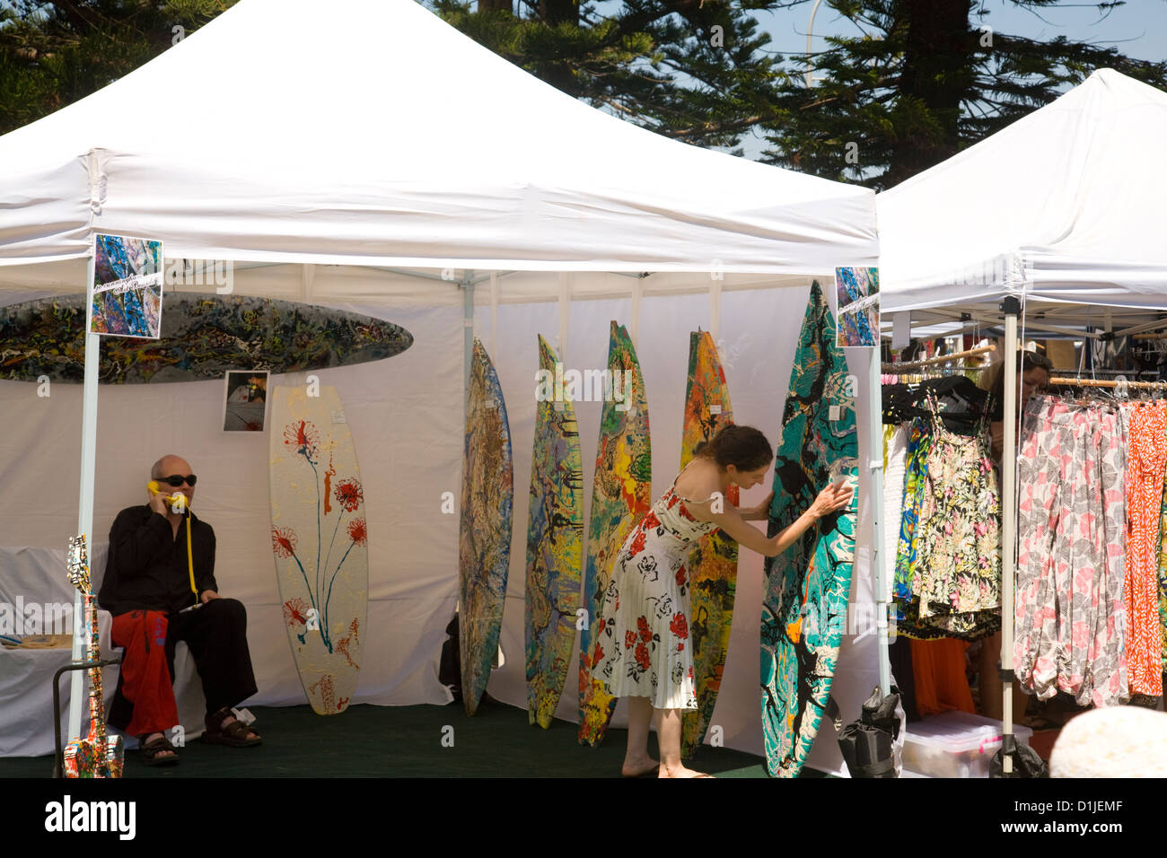 Vente homme peint décoré de planches de surf at a market stall à Sydney, Australie Banque D'Images