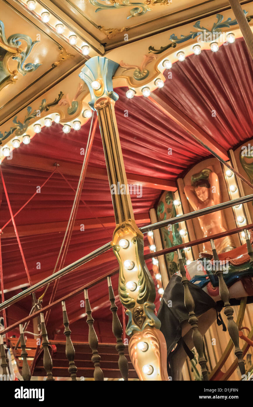 Détails d'un carrousel à l'ancienne dans la nuit Banque D'Images