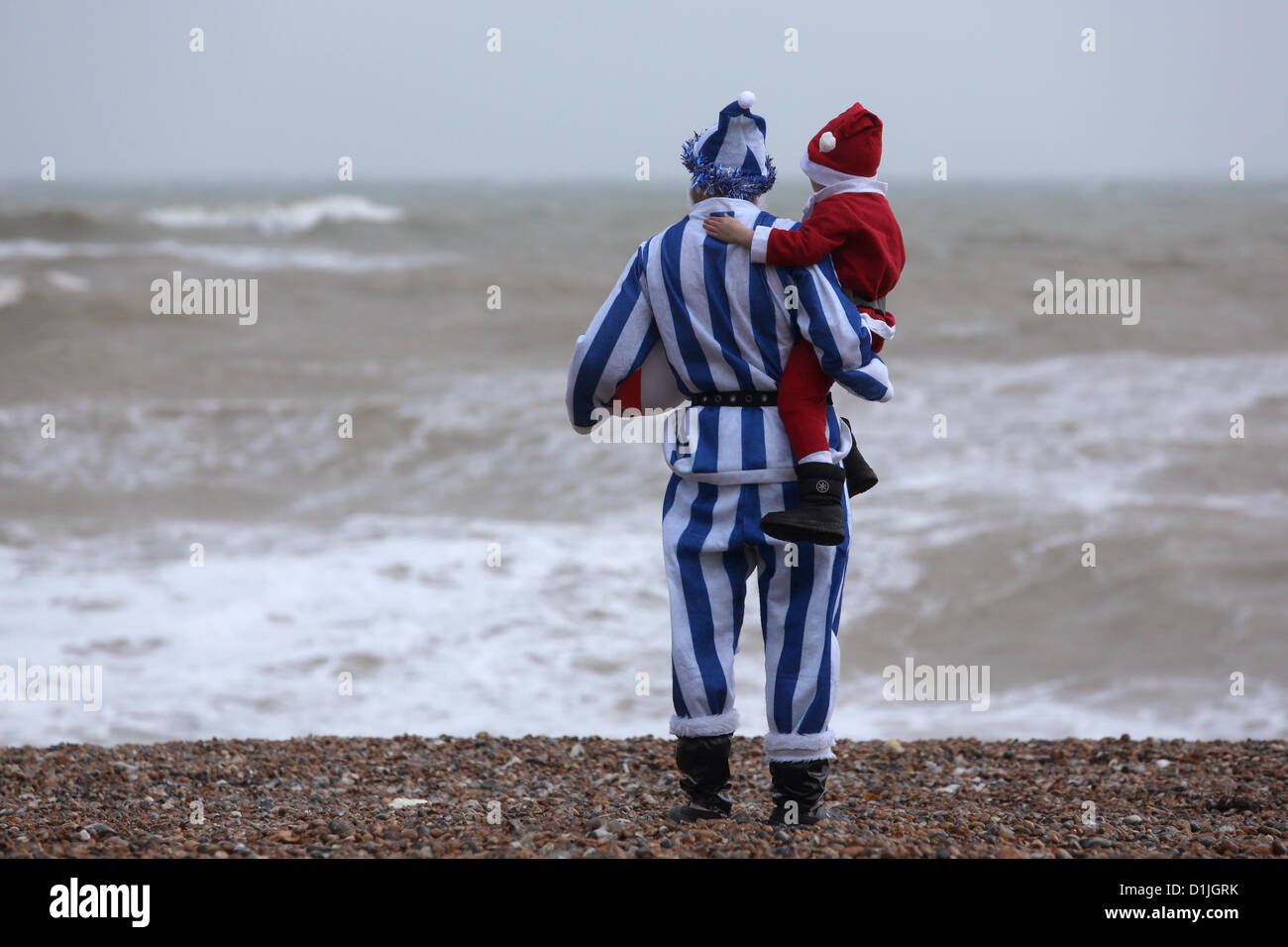Le jour de Noël annuel nager dans Brighton est annulée en raison du mauvais temps , laissant l'envie d'habiller les nageurs sur la plage Banque D'Images