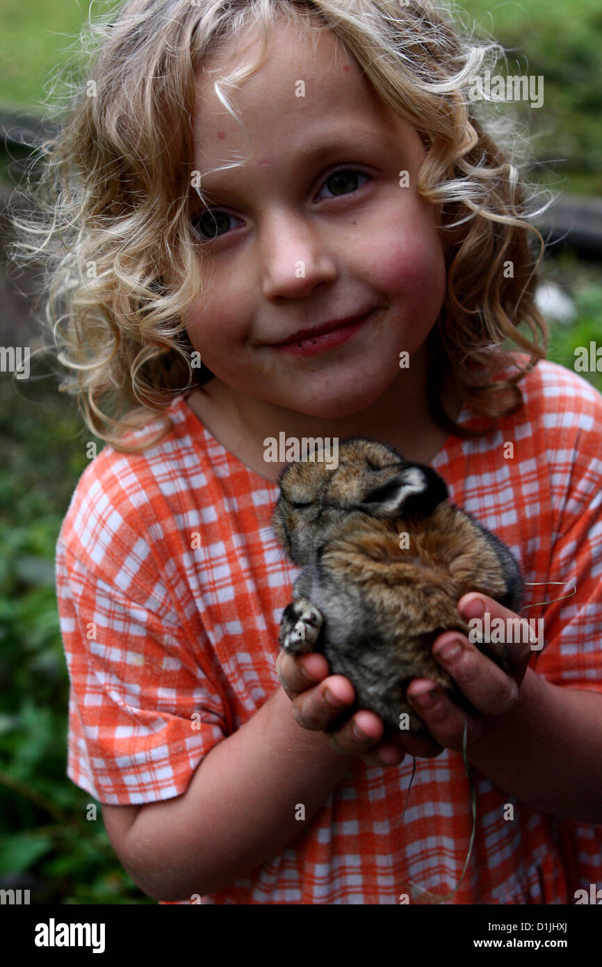 Portrait enfant avec bunny Banque D'Images