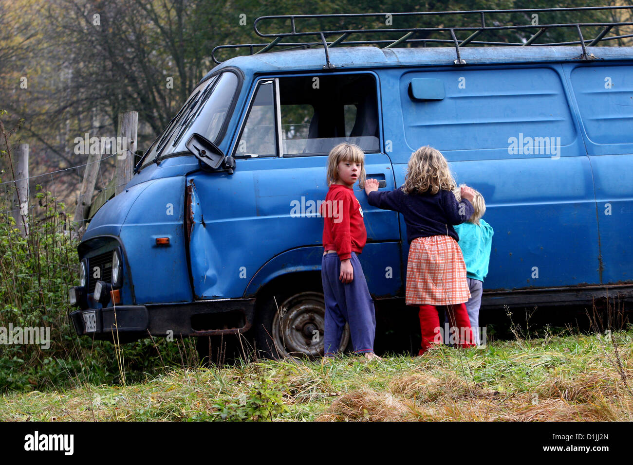 Enfants à l'ancienne voiture bleue Skoda 1203 Banque D'Images