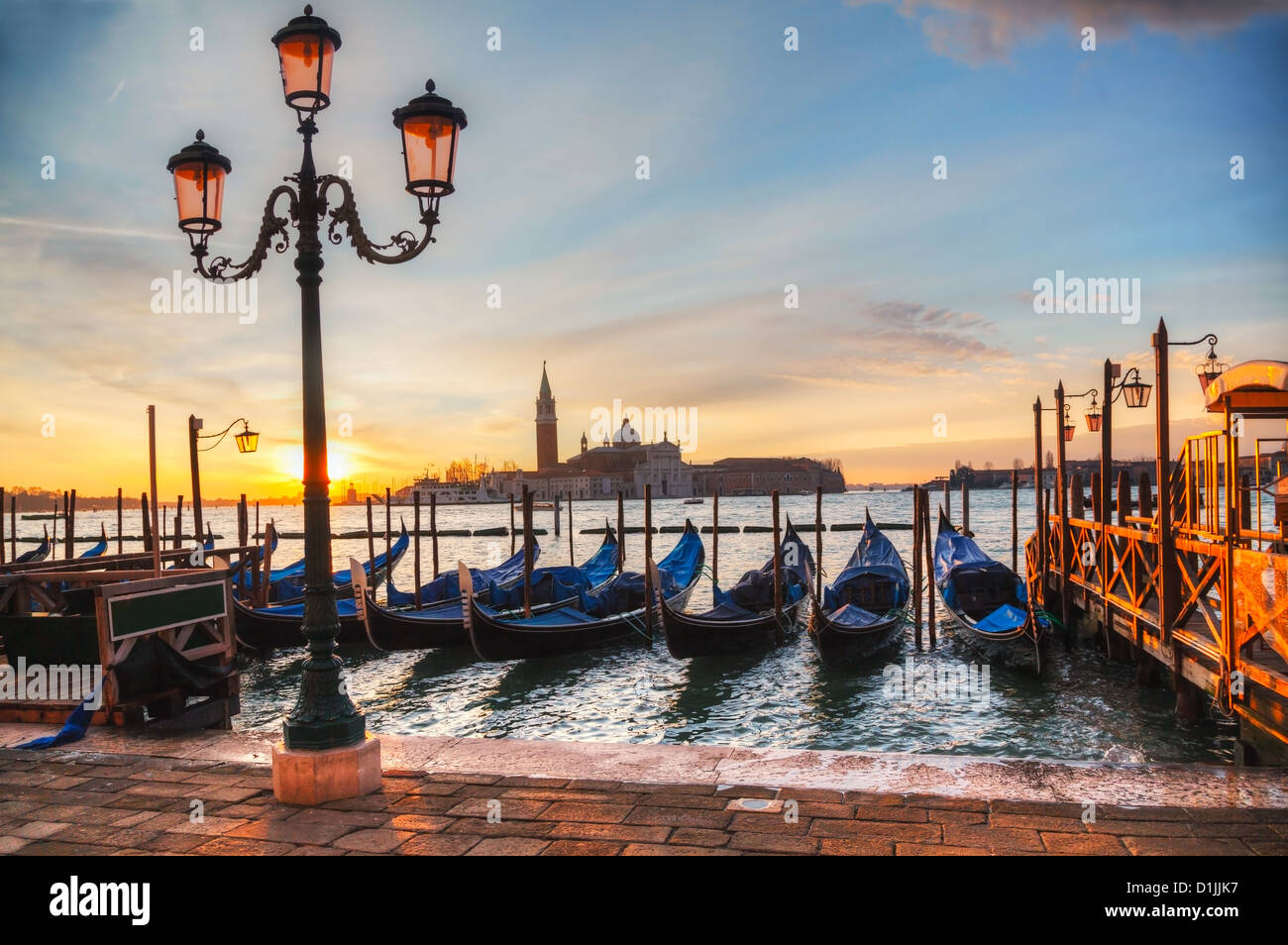 Gondoles flottant sur le Grand Canal sur un jour nuageux Banque D'Images