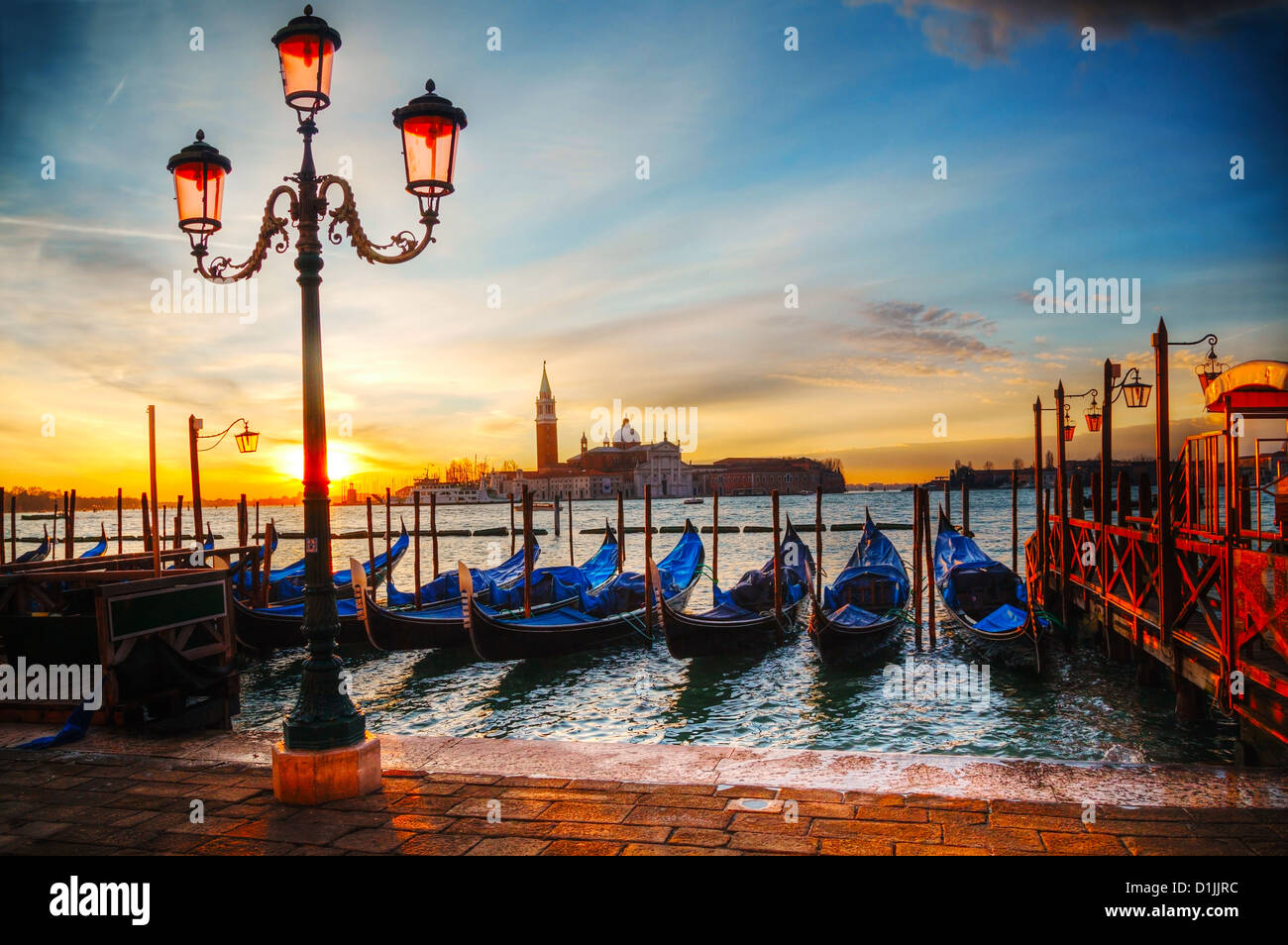 Gondoles flottant sur le Grand Canal sur un jour nuageux Banque D'Images