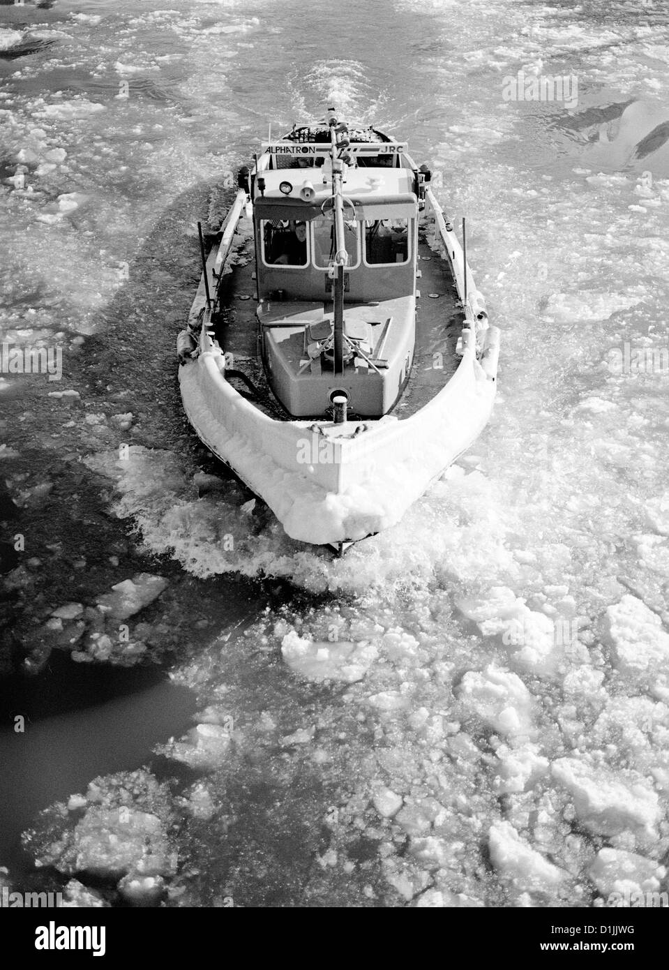 Briser la glace remorqueur sur l'Elbe dans le port de Hambourg. Banque D'Images