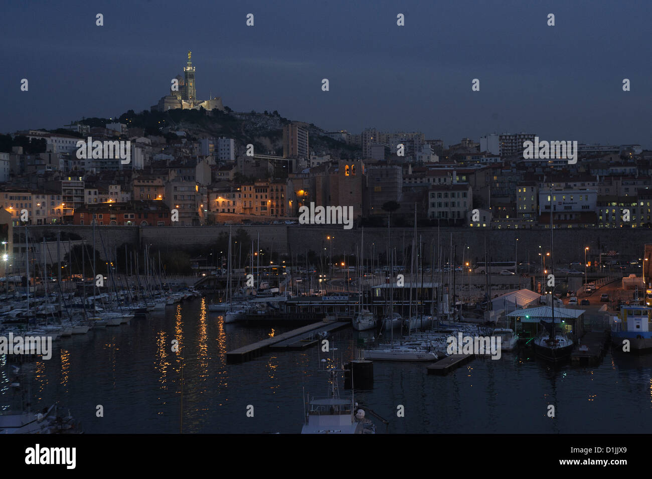 Vieux-port de Marseille de nuit avec Notre Dame de la garde l'arrière-plan. Banque D'Images