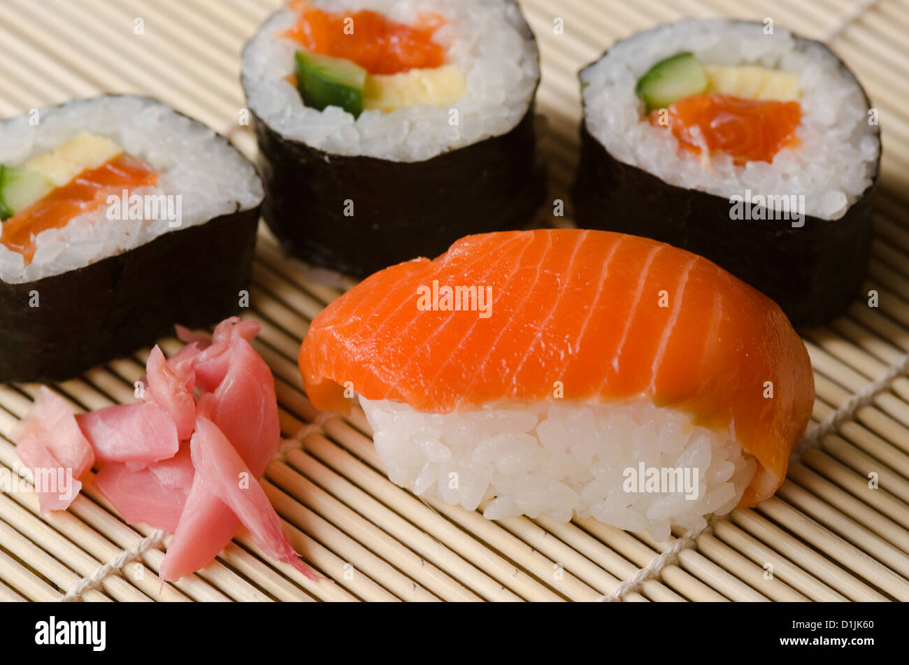 La cuisine japonaise, sushi set avec du saumon, rouleaux de sushi et gingembre gari Banque D'Images