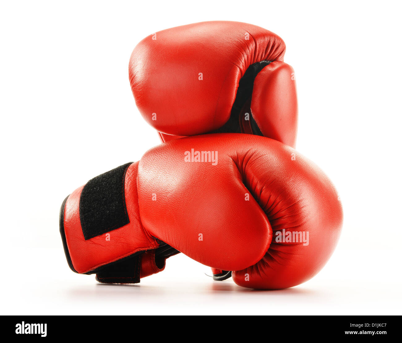 Paire de gants de boxe en cuir rouge isolated on white Banque D'Images