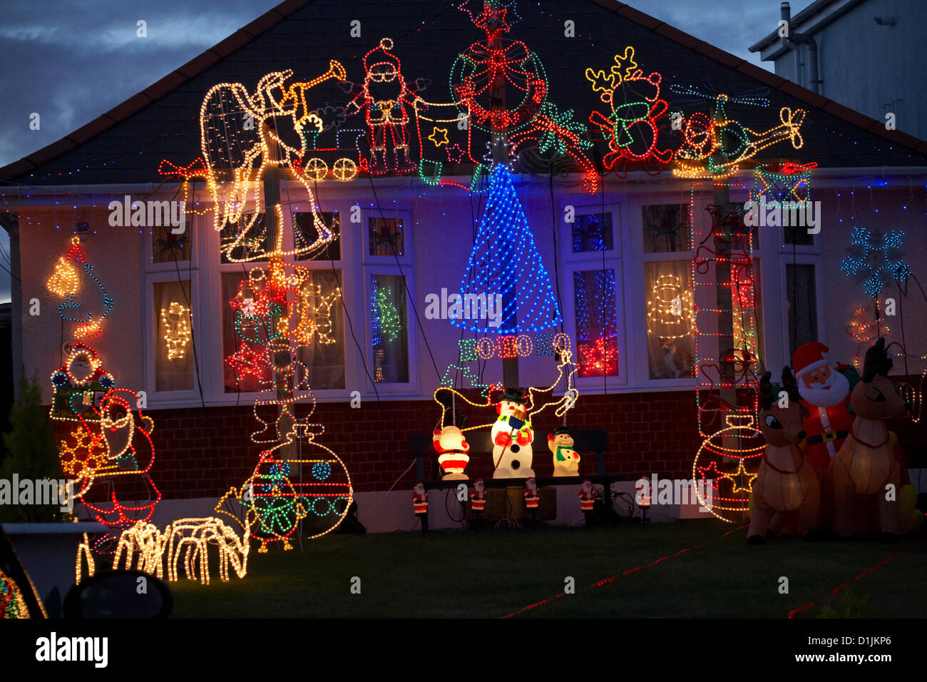 Parkstone, Poole, Dorset, UK Jour de Noël mardi 25 décembre 2012. Les lumières de Noël sur les propriétés de Runton Road où les propriétaires en concurrence pour le meilleur affichage et les visiteurs viennent de loin pour profiter de la lumière. Banque D'Images