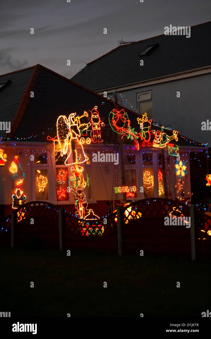 Parkstone, Poole, Dorset, UK Jour de Noël mardi 25 décembre 2012. Les lumières de Noël sur les propriétés de Runton Road où les propriétaires en concurrence pour le meilleur affichage et les visiteurs viennent de loin pour profiter de la lumière. Banque D'Images