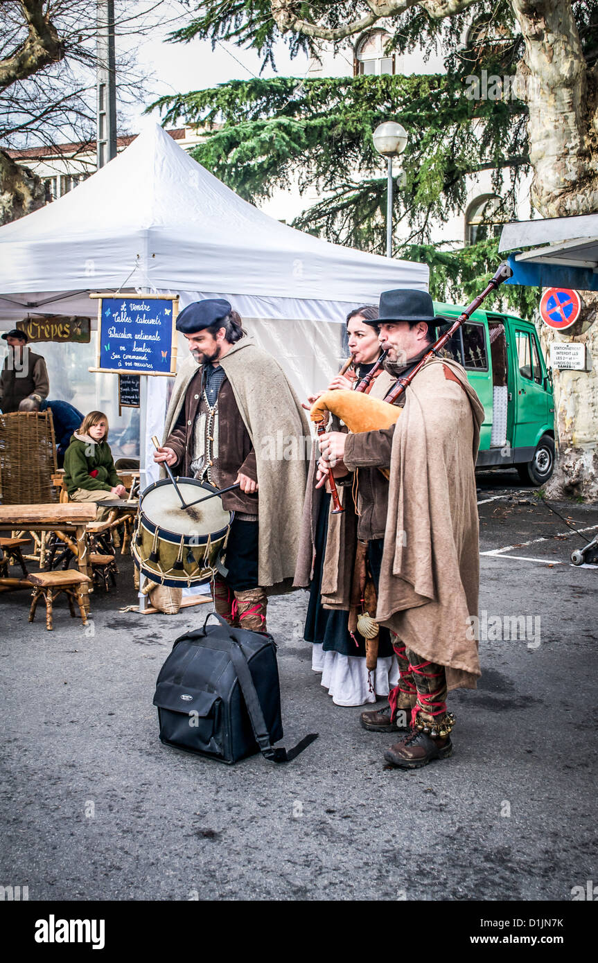 Trois musiciens de Bethmale portant des capes traditionnelles comme ils jouent de la musique folklorique à Saint Girons, Midi-Pyrenees, France. Banque D'Images