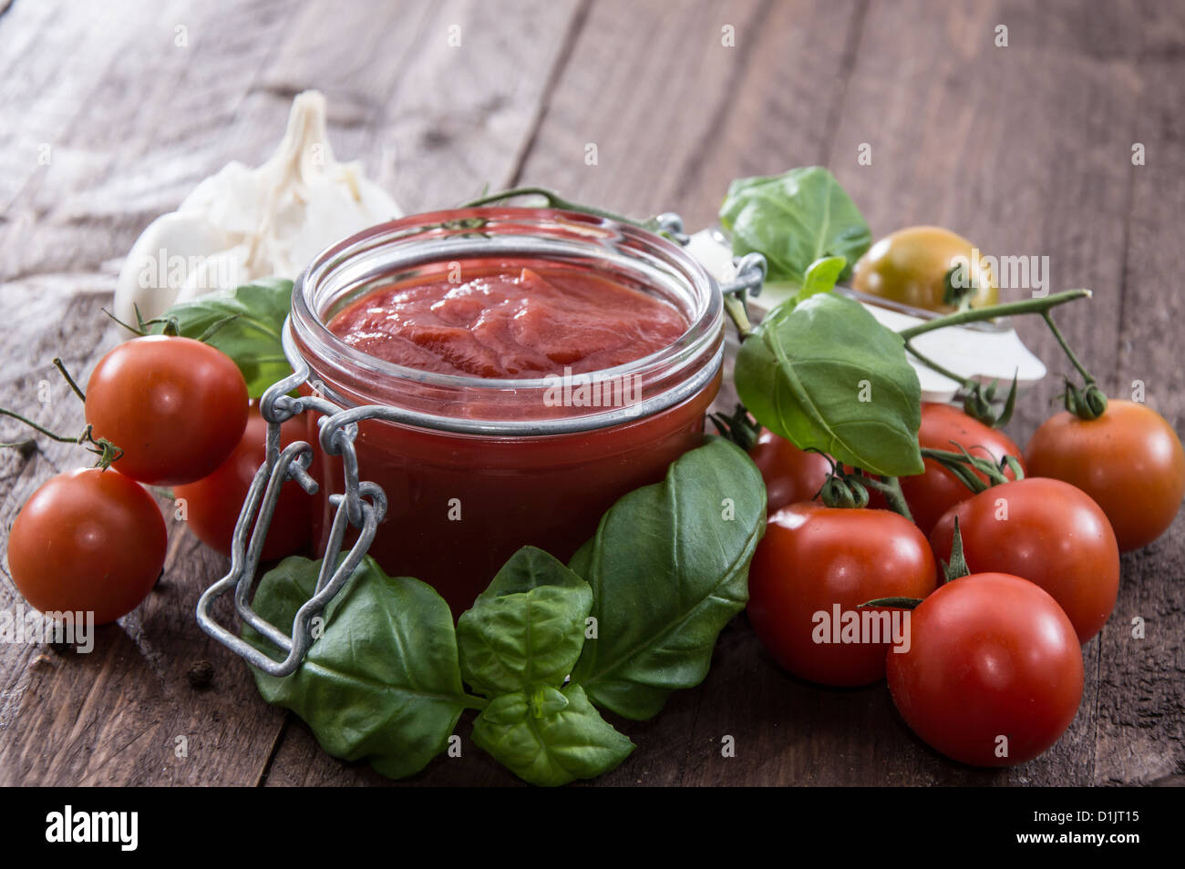 Sauce tomate maison avec des ingrédients frais Banque D'Images