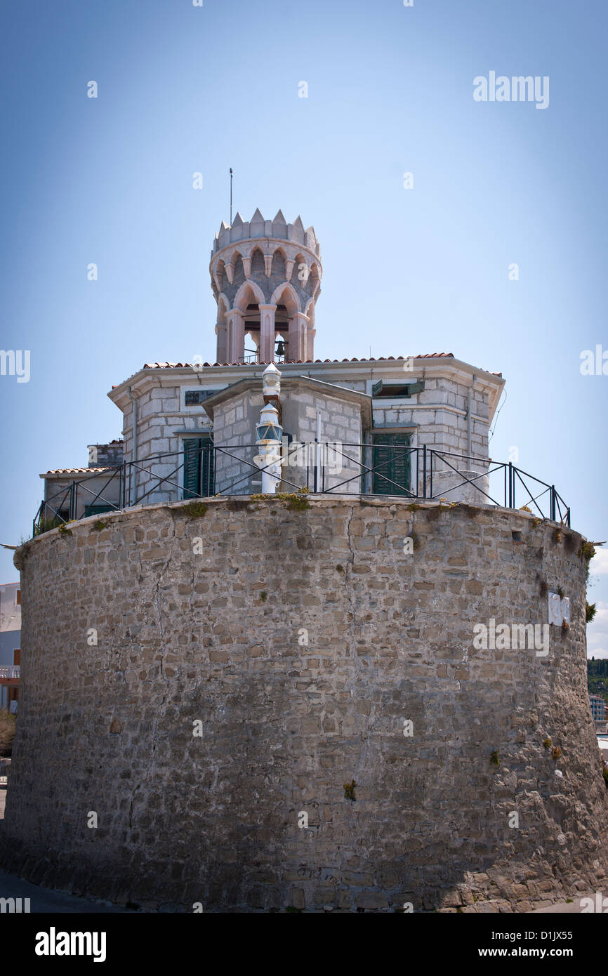 La tour de guet de pierre à la fin de la péninsule de Piran Banque D'Images