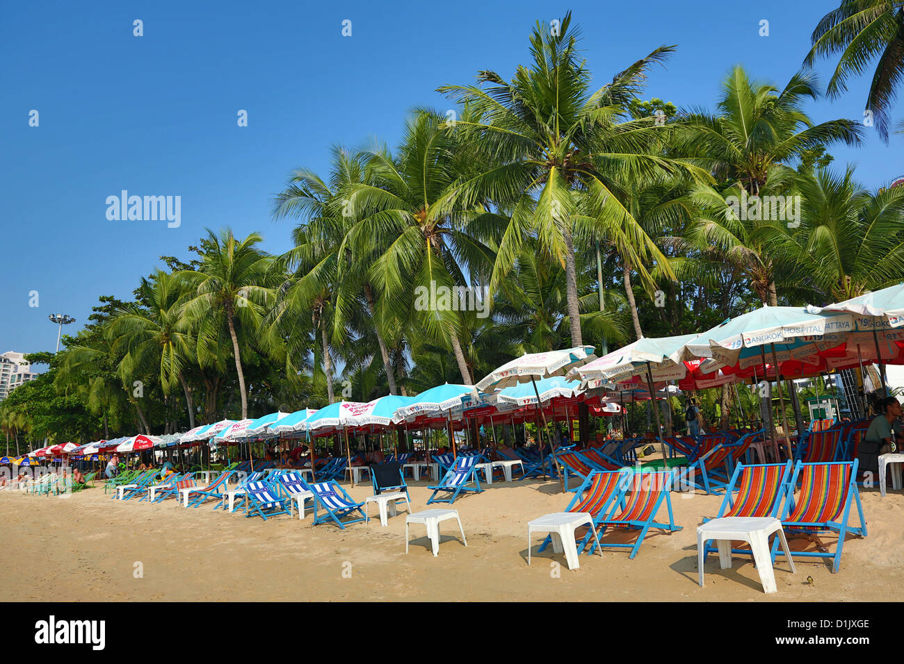 Scène de plage avec parasols sur la plage de Pattaya, Thaïlande Banque D'Images