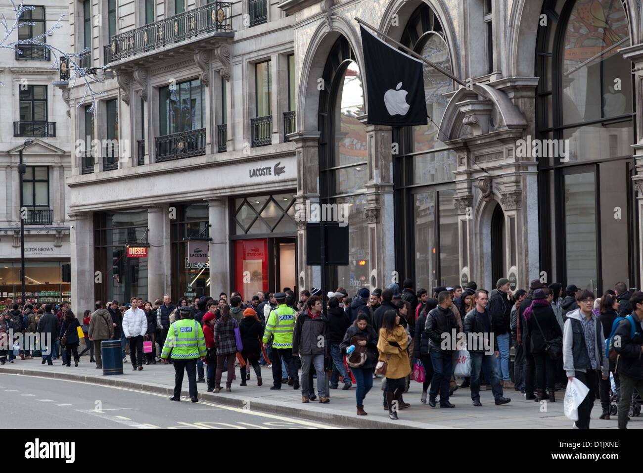 Londres, Royaume-Uni. 26 Décembre 2012 Deux policiers à pied de Regents Street, Londres, passé l'Apple store. Dû aux deux attaques à l'année dernière sur Oxford Street, il y avait plus d'agents de police en service à patrouiller dans des zones plus commerçante de Londres. Banque D'Images