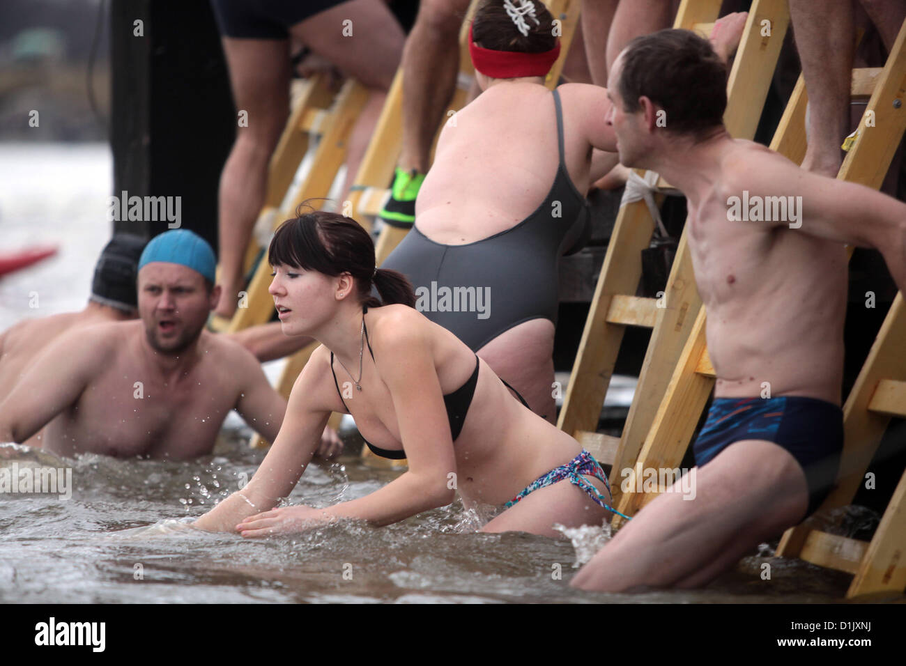 Décembre 26, 2012 Prague, République tchèque, l'étape des nageurs dans l'eau pendant leur bain traditionnel de Noël dans la Vltava Banque D'Images