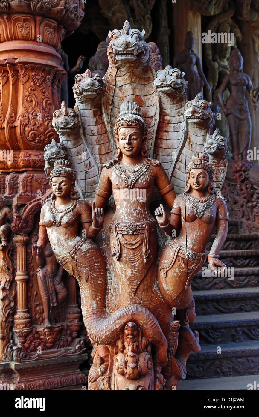 Sculpture en bois sur le Sanctuaire de la vérité, Temple Prasat Sut Ja-Tum,  Pattaya, Thaïlande montrant une statue en bois Photo Stock - Alamy