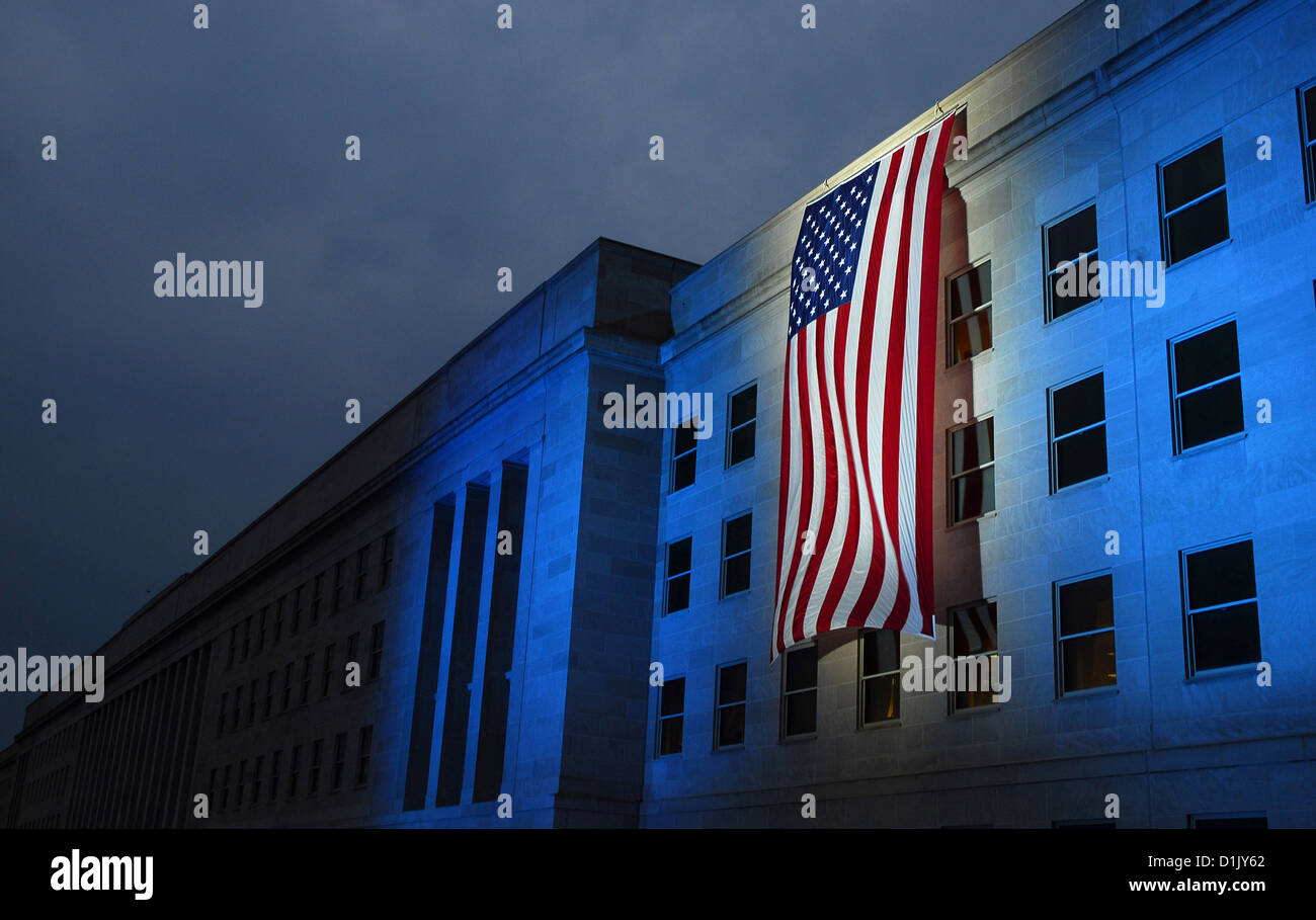 Un drapeau américain se bloque en mémoire à l'endroit sur le pentagone où le vol 77 d'American Airlines s'est écrasé sur le Pentagone pendant les attaques terroristes du 11 septembre à l'occasion de l'anniversaire le 11 septembre 2007 à Arlington, VA. Banque D'Images