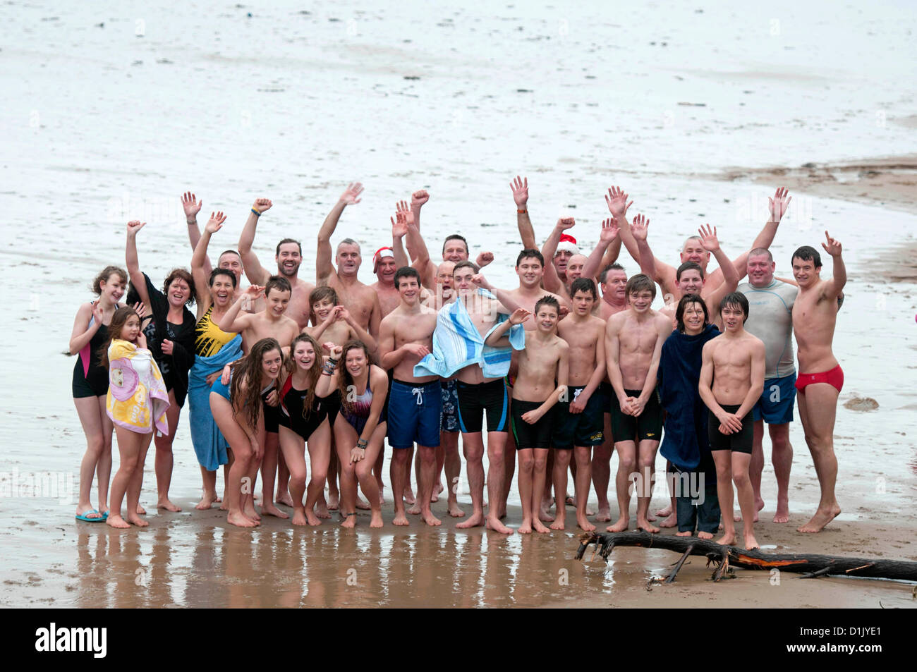 Caswell Bay, Pays de Galles, Royaume-Uni. 26 décembre 2012. Les membres du Club de sauveteur Mumbles qui ont bravé les mers froides au cours de leur assemblée annuelle le lendemain de nager à Caswell Bay près de Swansea sur un matin pluvieux et venteux. © Phil Rees / Alamy Live News Banque D'Images