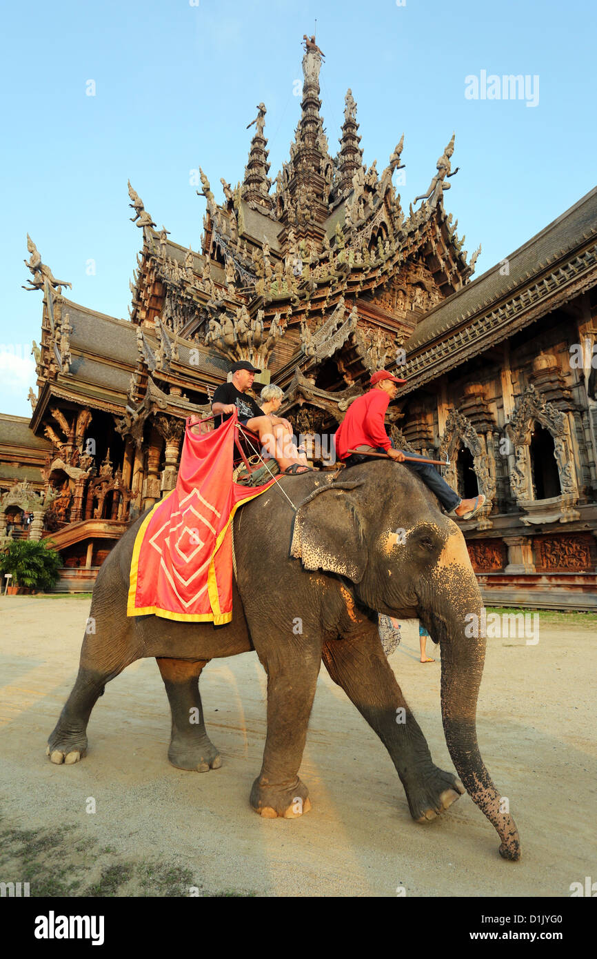 Tour d'éléphant au Sanctuaire de la vérité, Temple Prasat Sut Ja-Tum, Pattaya, Thaïlande Banque D'Images
