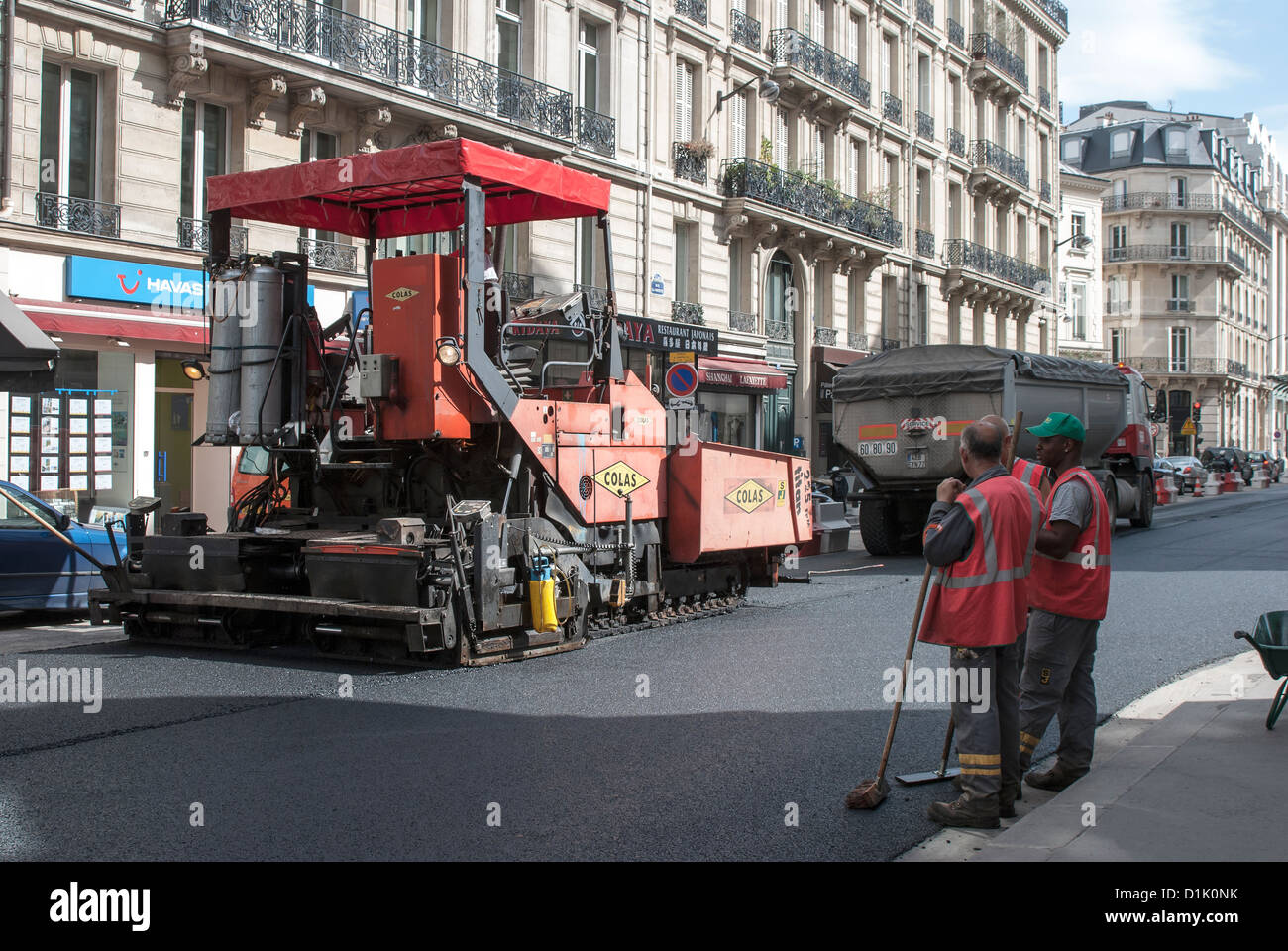 Paris, France, Europe. La réparation / Re-Laying la surface de la route goudronnées dans la High Street Banque D'Images