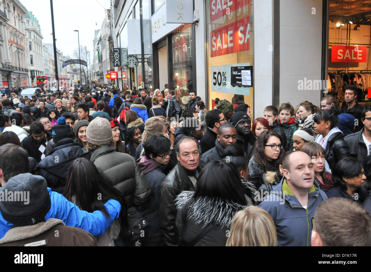 Oxford Street, Londres, Royaume-Uni. 26 décembre 2012. Boxing Day les  trottoirs de remplissage shoppers sur Oxford Street. Remplir les rues de  shopping au lendemain de ventes dans le centre de Londres. Crédit :