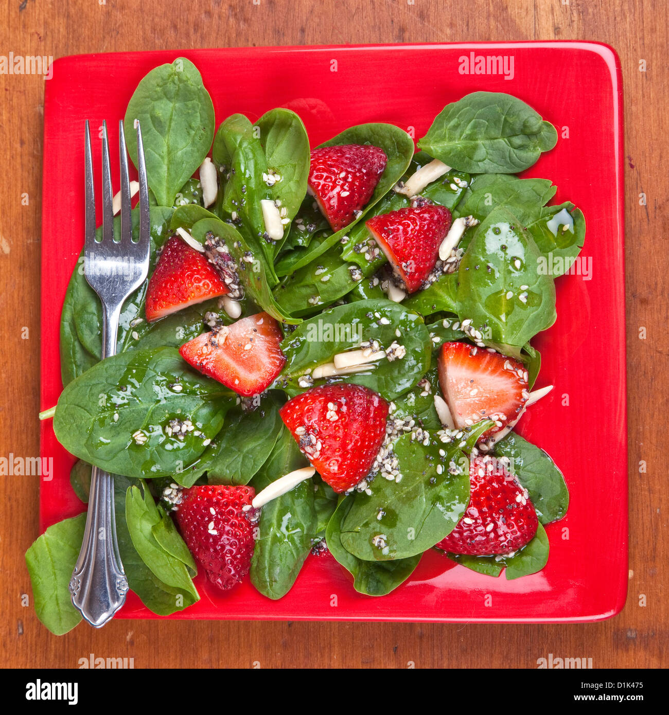 Salade de fraises avec des épinards et graines de vinaigrette et amandes. Banque D'Images