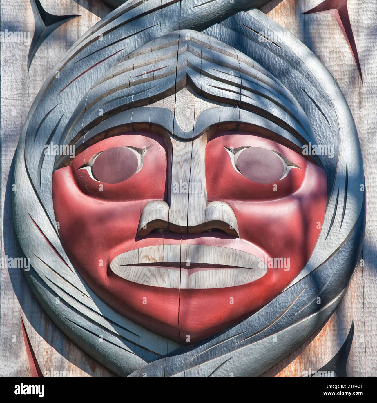 Détail d'un visage stylisé sur un totem dans le parc Stanley à Vancouver, Canada Banque D'Images