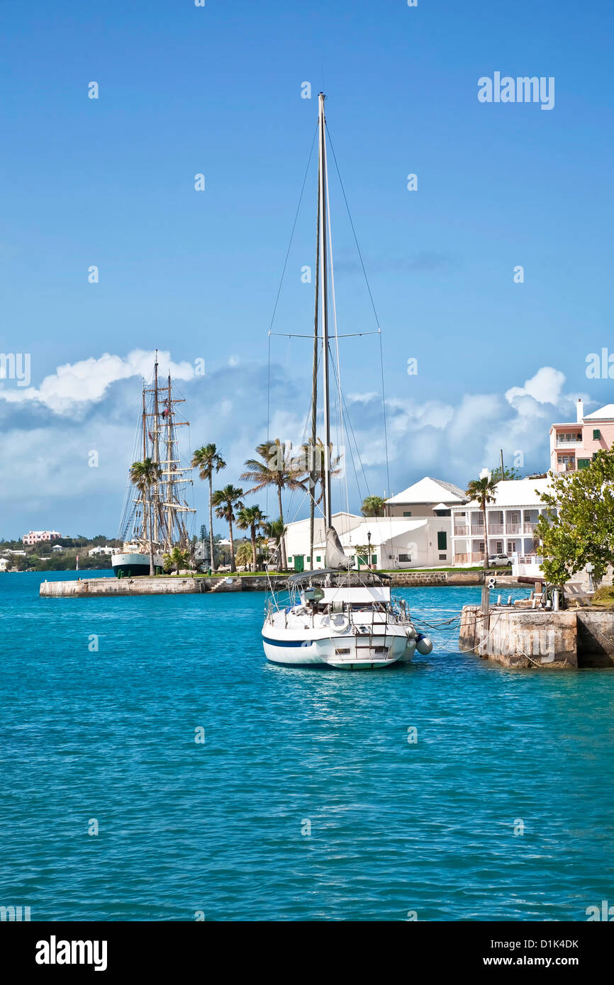 Navires à voile attaché sur le front de mer de la ville de la rue George, aux Bermudes. Banque D'Images