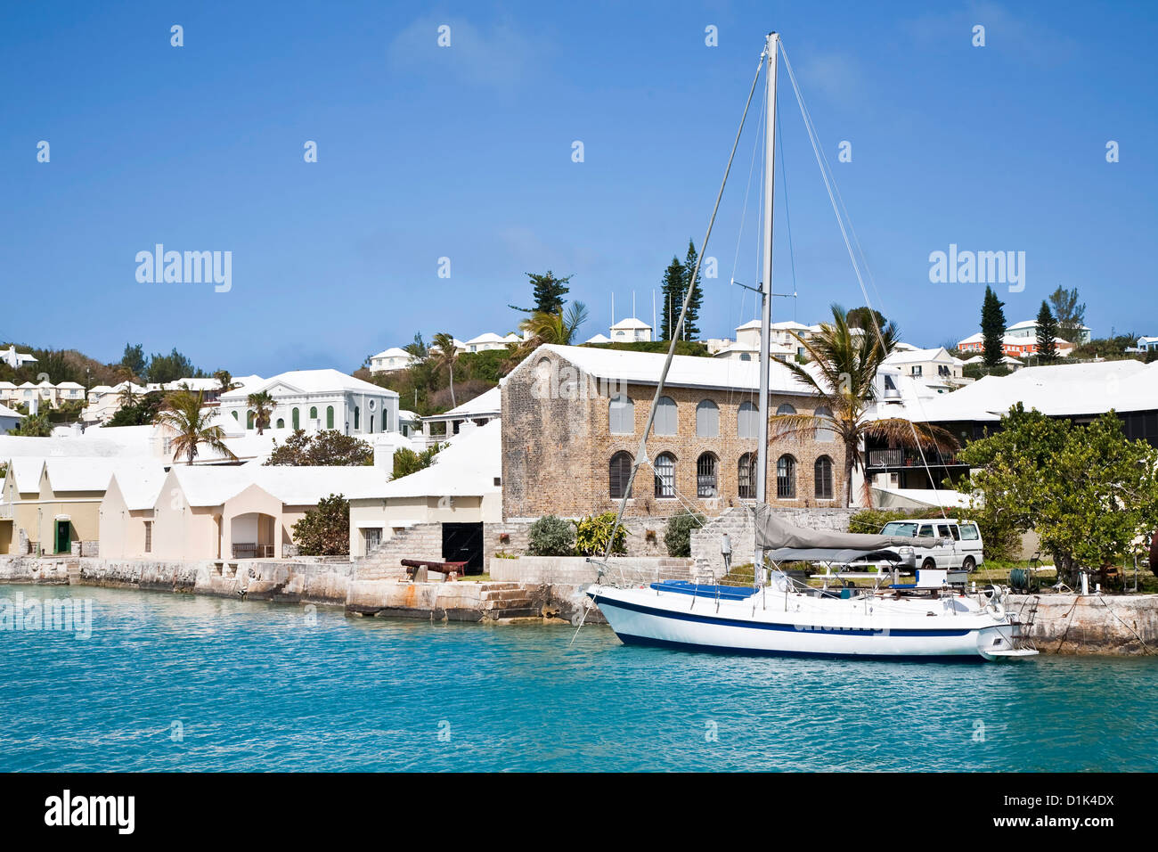 Bateau à voile le long du front de mer de la ville de la rue George, aux Bermudes. Banque D'Images