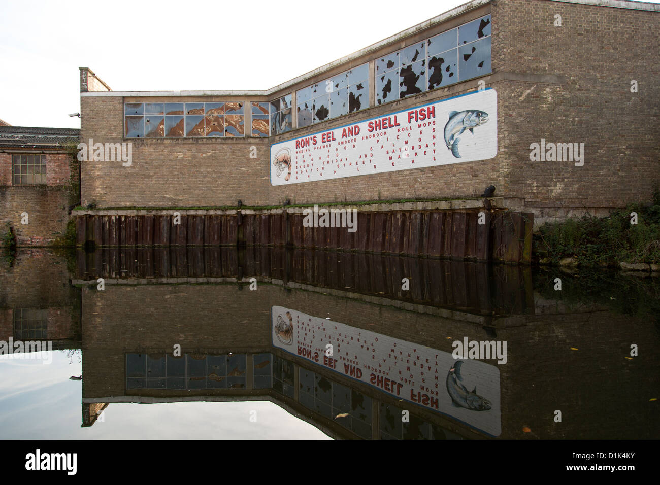'Ron's anguilles et Coquillages' art public par Bob & Roberta Smith commandées à Shoreditch par ses pairs en 2006. Regent's Canal, UK Banque D'Images