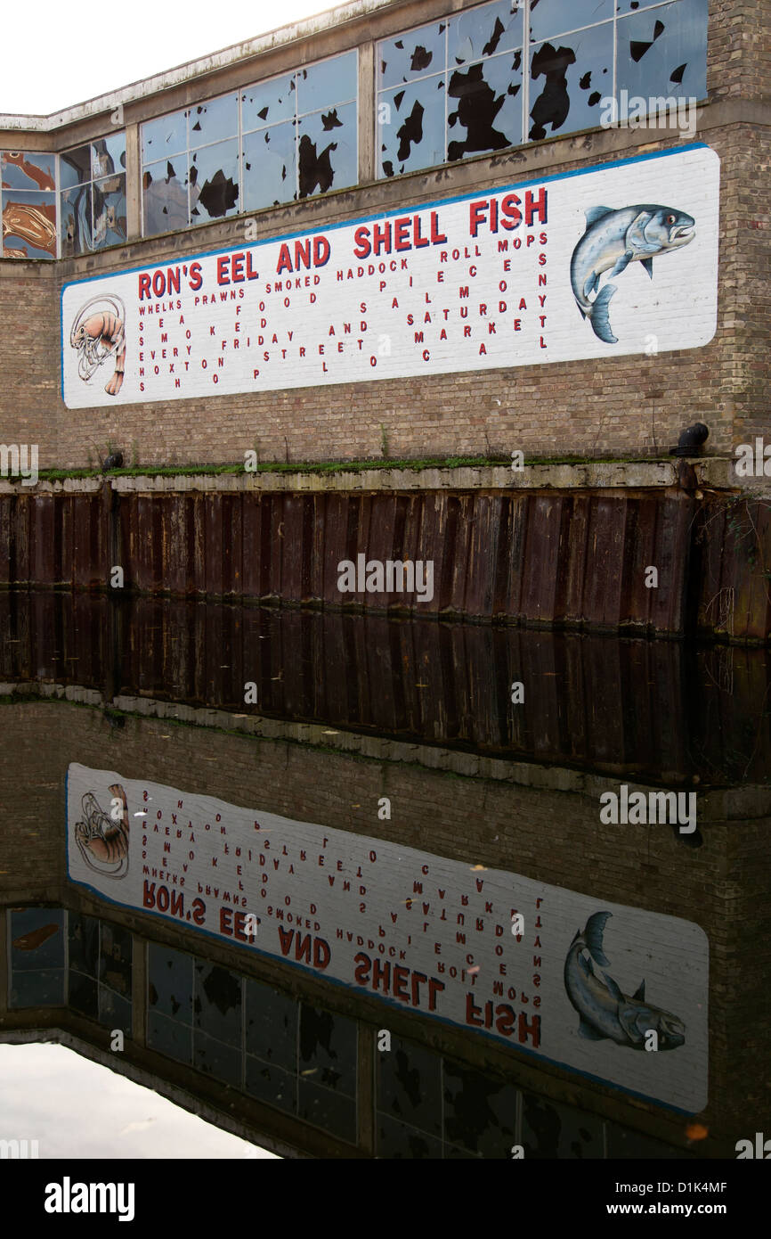 'Ron's anguilles et Coquillages' art public par Bob & Roberta Smith commandées à Shoreditch par ses pairs en 2006. Regent's Canal, UK Banque D'Images