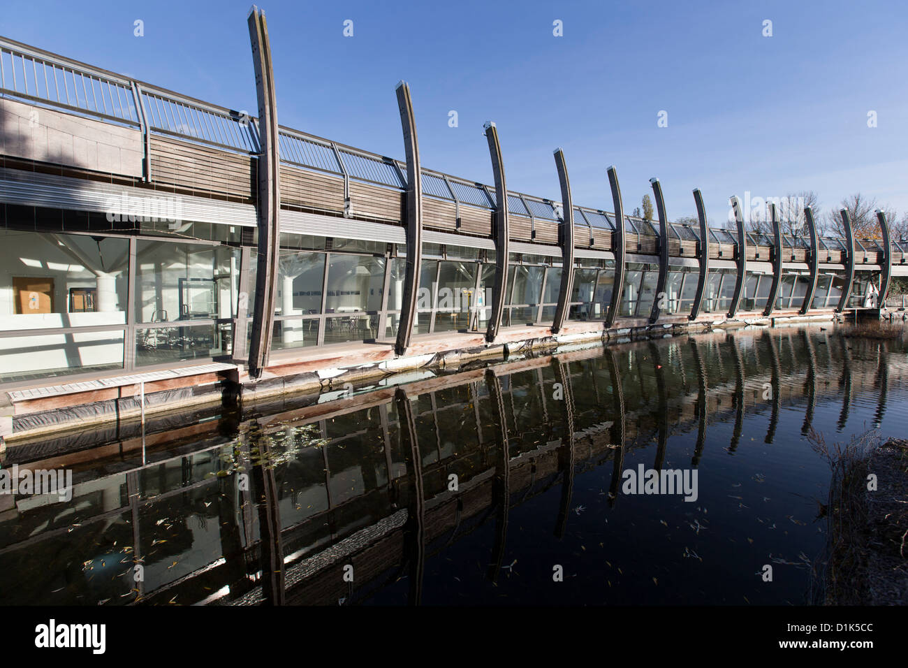 Mile End Pavillon des Arts une galerie avec une façade en verre donnant sur un petit lac, dans le Mile End Park. Banque D'Images