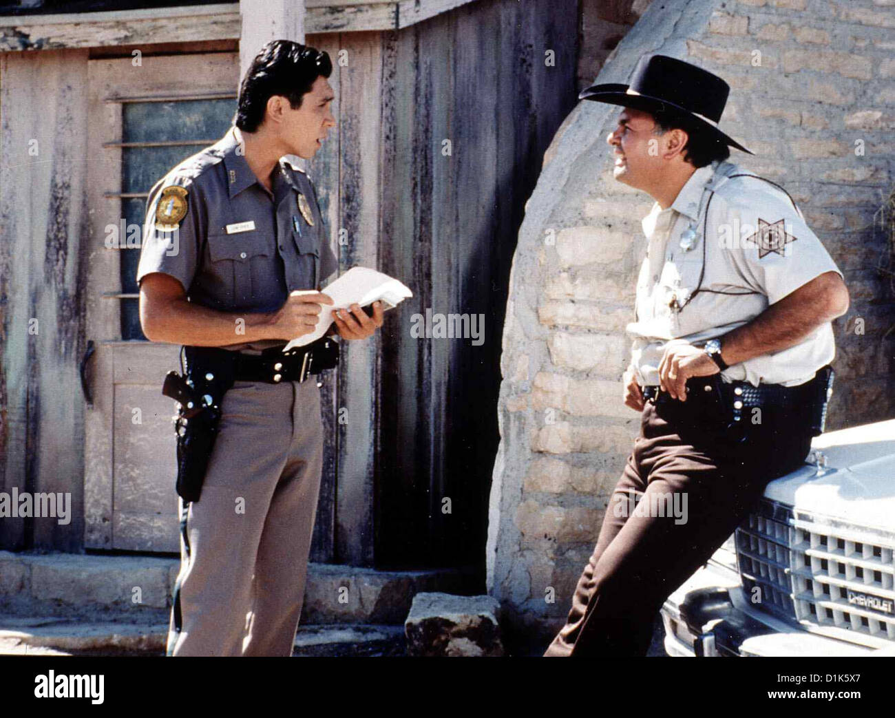 Le vent sombre Canyon Cop, Lou Diamond Phillips, Gary Farmer Auch Sheriff  'Cowboy' Dashee (Gary Farmer,r) ist Jim Chee (Lou Photo Stock - Alamy