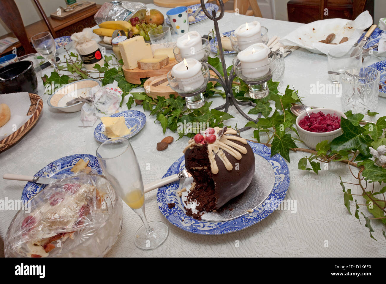 Le dîner de Noël avec des puddings et fromage Banque D'Images