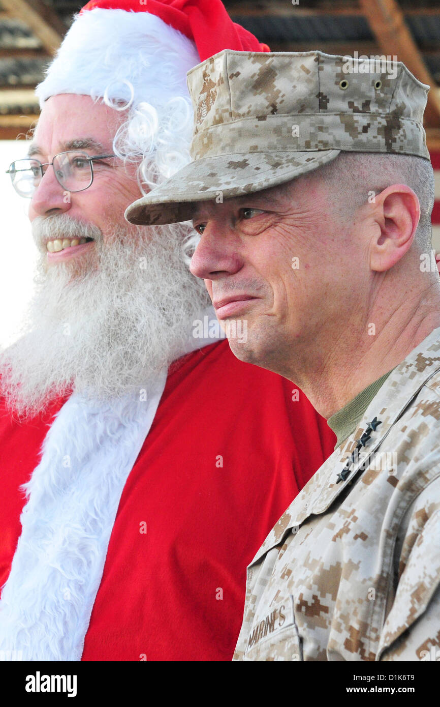 Le général américain John R. Allen, commandant de la Force internationale d'assistance à la sécurité, les sourires et le père Noël au cours d'une visite avec les militaires du Camp Nathan Smith, 25 décembre 2012 à Kandahar, en Afghanistan. Banque D'Images